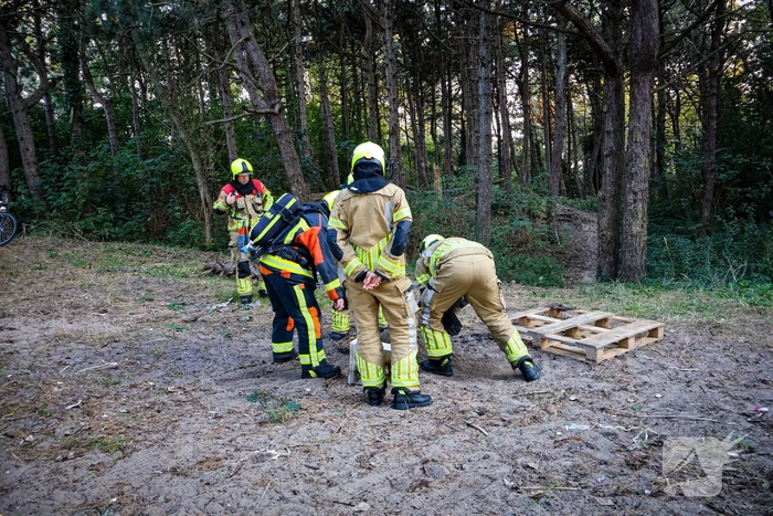 Brand gesticht in bos, brandweer doet er zand over