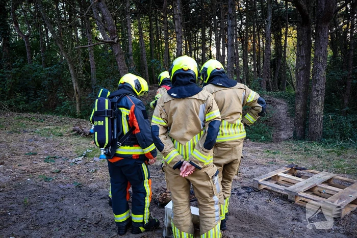 Brand gesticht in bos, brandweer doet er zand over