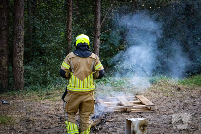 Brand gesticht in bos, brandweer doet er zand over