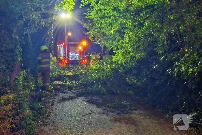 Grote tak valt naar beneden tijdens brandweer inzet
