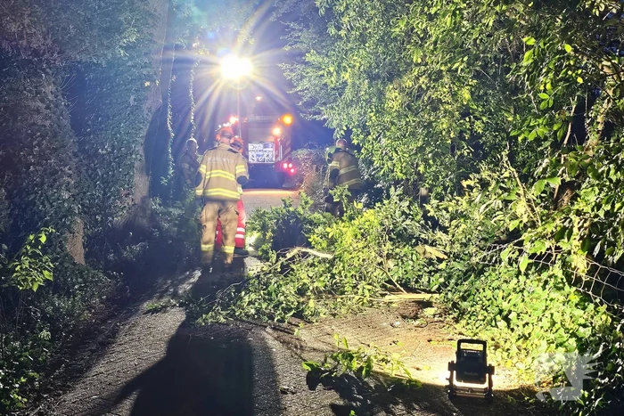 Grote tak valt naar beneden tijdens brandweer inzet