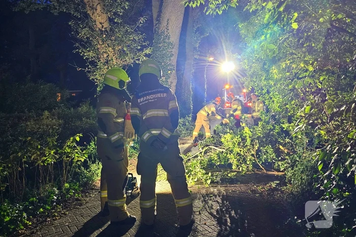 Grote tak valt naar beneden tijdens brandweer inzet