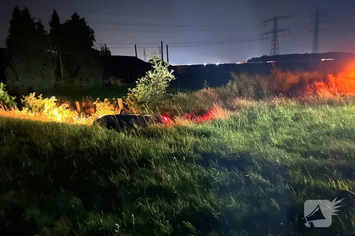 Automobilist mist bocht en rijdt sloot in