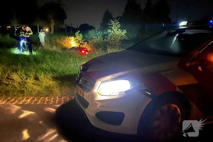 Automobilist mist bocht en rijdt sloot in