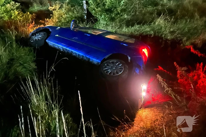 Automobilist mist bocht en rijdt sloot in