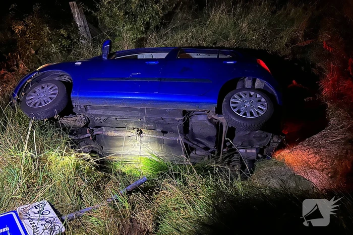 Automobilist mist bocht en rijdt sloot in