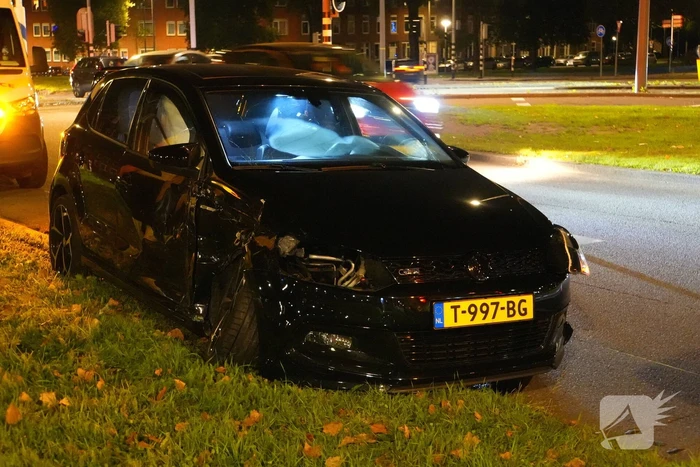 Bestuurder klapt op auto en ramt daarna verkeerslicht