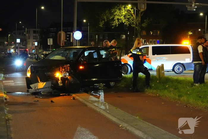 Bestuurder klapt op auto en ramt daarna verkeerslicht