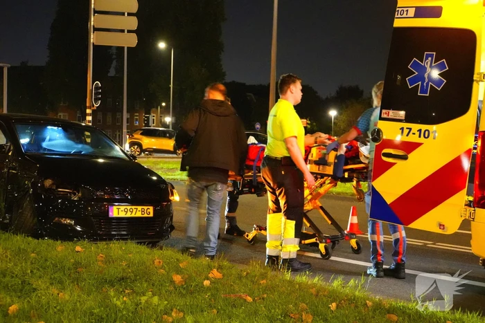 Bestuurder klapt op auto en ramt daarna verkeerslicht