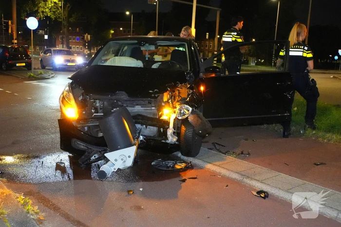Bestuurder klapt op auto en ramt daarna verkeerslicht