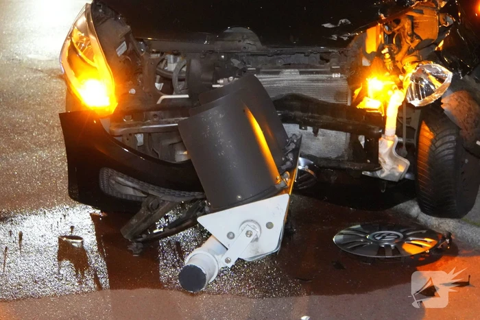 Bestuurder klapt op auto en ramt daarna verkeerslicht