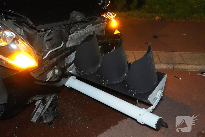 Bestuurder klapt op auto en ramt daarna verkeerslicht