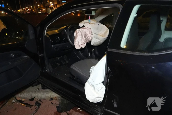 Bestuurder klapt op auto en ramt daarna verkeerslicht