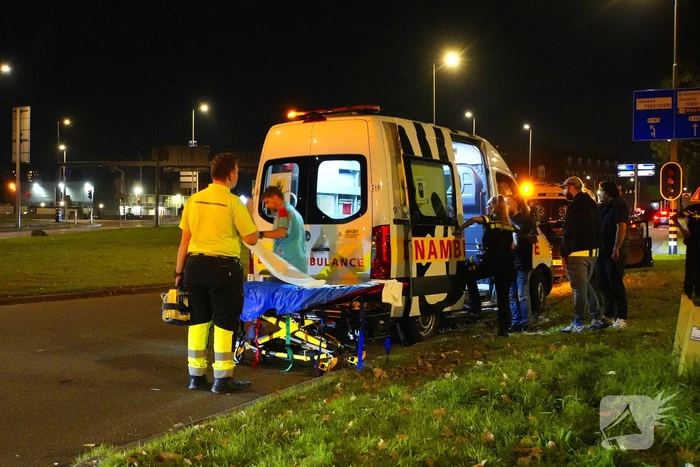 Bestuurder klapt op auto en ramt daarna verkeerslicht