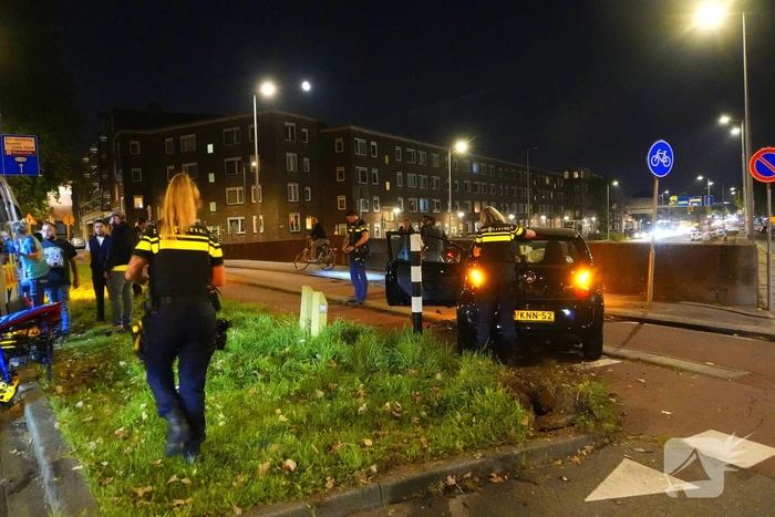 Bestuurder klapt op auto en ramt daarna verkeerslicht