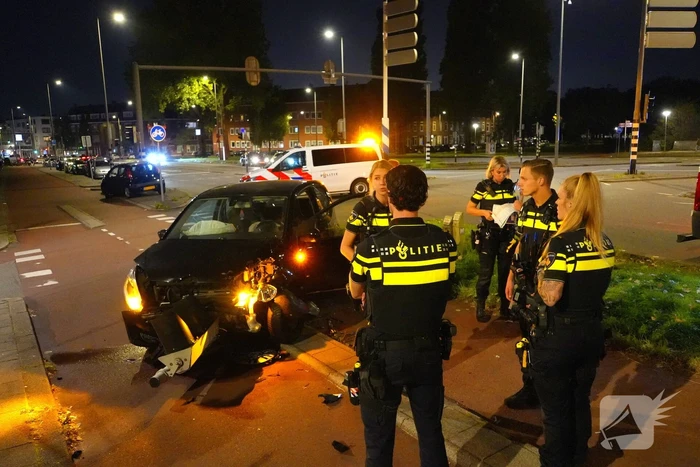 Bestuurder klapt op auto en ramt daarna verkeerslicht