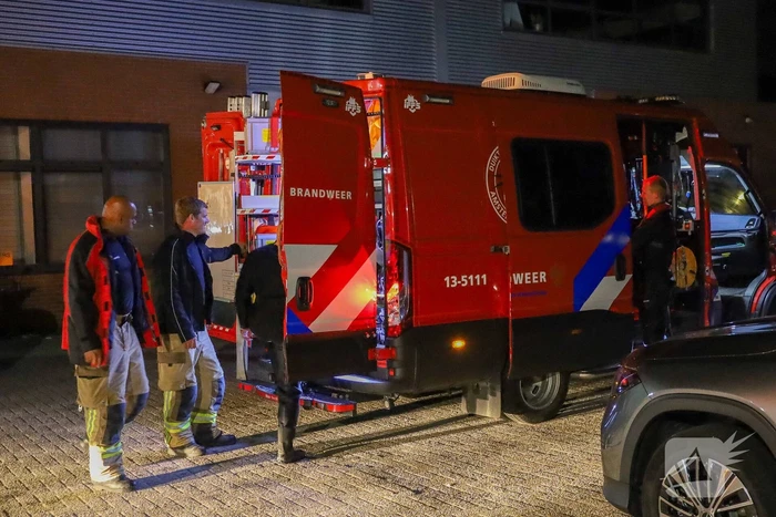Auto kraker springt in water nadat hij betrapt werd