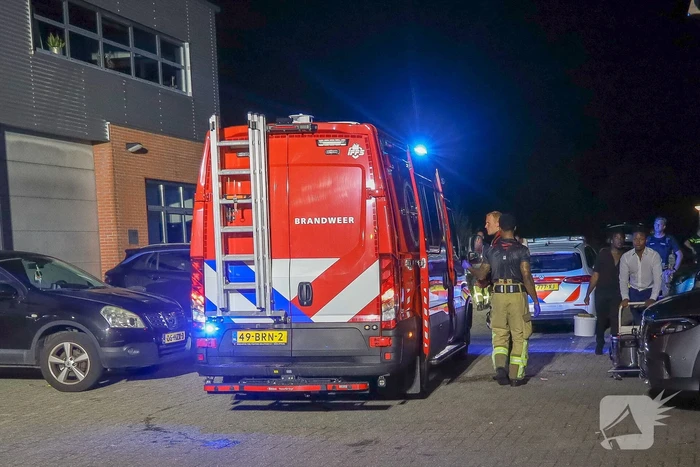 Auto kraker springt in water nadat hij betrapt werd