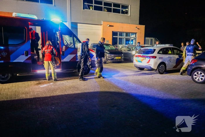 Auto kraker springt in water nadat hij betrapt werd