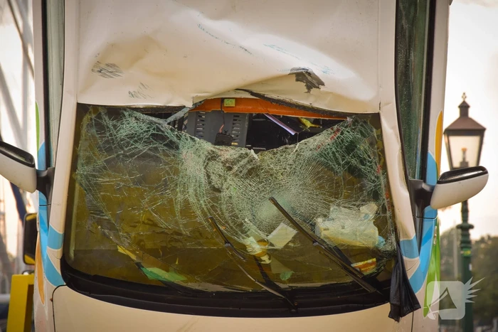 Auto rolt jachthaven in en gaat kopje onder