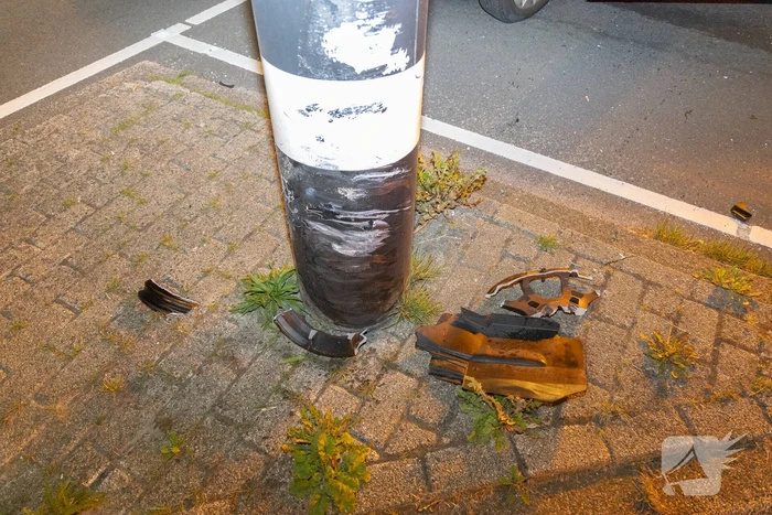 Bestuurder botst tegen paal en raakt gewond