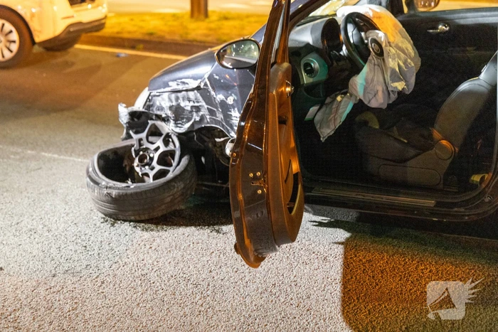 Bestuurder botst tegen paal en raakt gewond