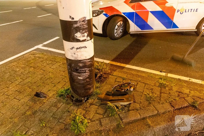Bestuurder botst tegen paal en raakt gewond