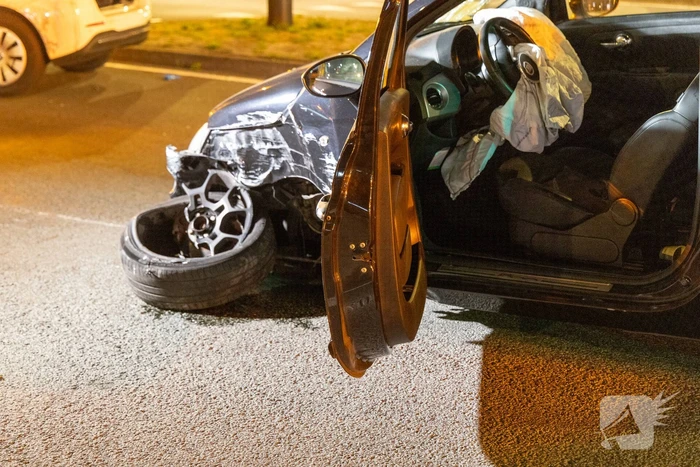 Bestuurder botst tegen paal en raakt gewond