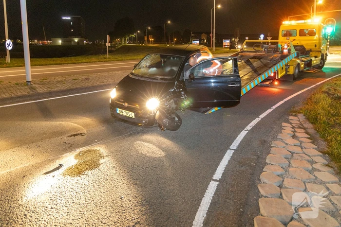 Bestuurder botst tegen paal en raakt gewond