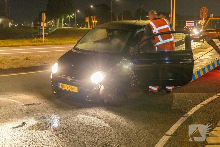 Bestuurder botst tegen paal en raakt gewond