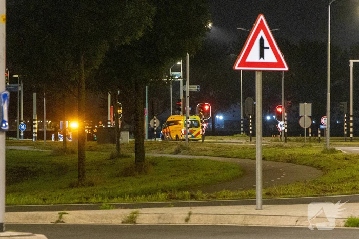 Bestuurder botst tegen paal en raakt gewond