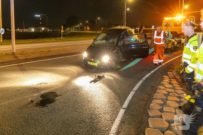 Bestuurder botst tegen paal en raakt gewond