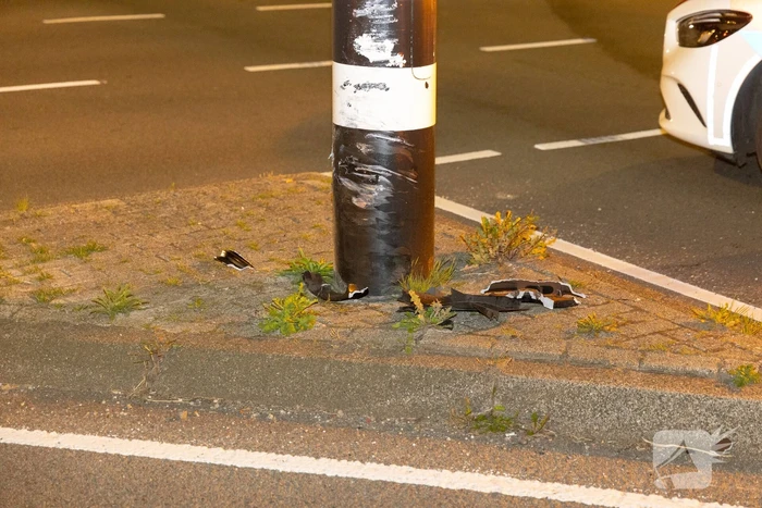 Bestuurder botst tegen paal en raakt gewond