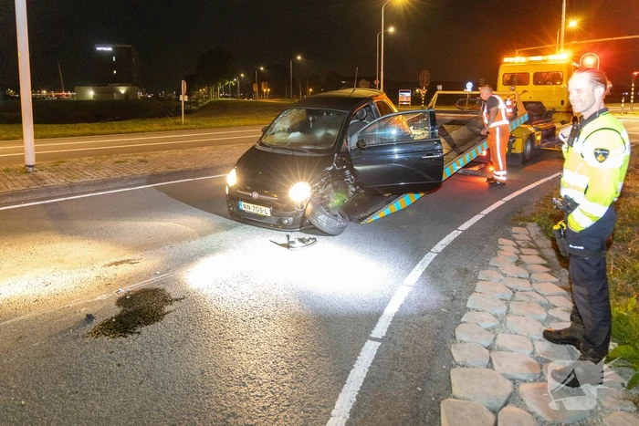 Bestuurder botst tegen paal en raakt gewond