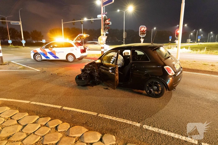 Bestuurder botst tegen paal en raakt gewond