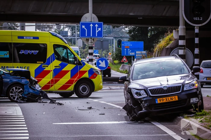 Twee personenwagens botsen op kruispunt