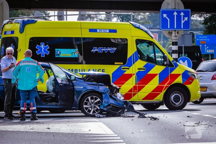 Twee personenwagens botsen op kruispunt
