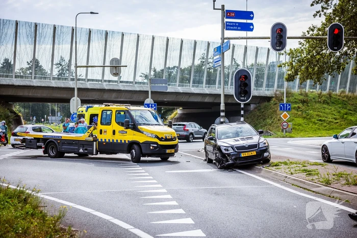 Twee personenwagens botsen op kruispunt