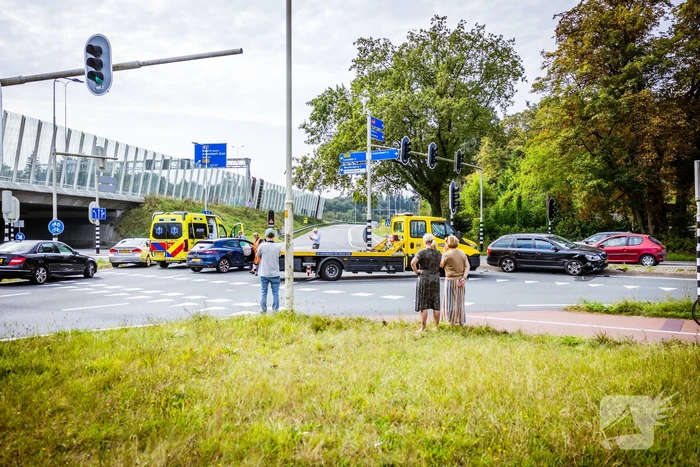 Twee personenwagens botsen op kruispunt
