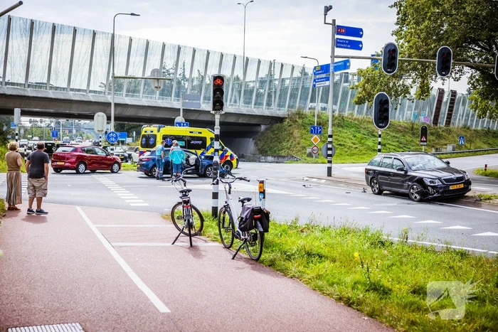 Twee personenwagens botsen op kruispunt