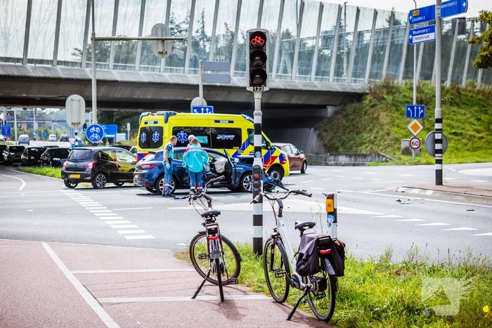 Twee personenwagens botsen op kruispunt