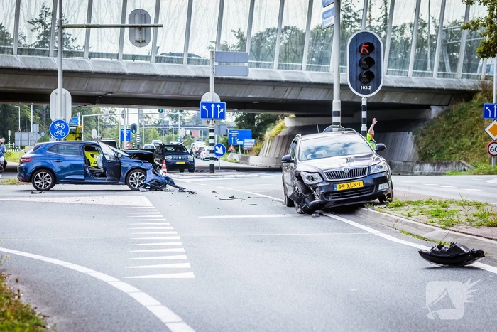 Twee personenwagens botsen op kruispunt