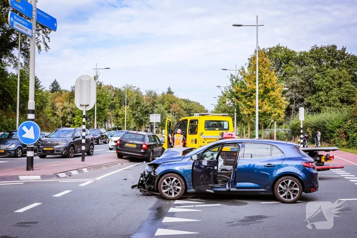 Twee personenwagens botsen op kruispunt