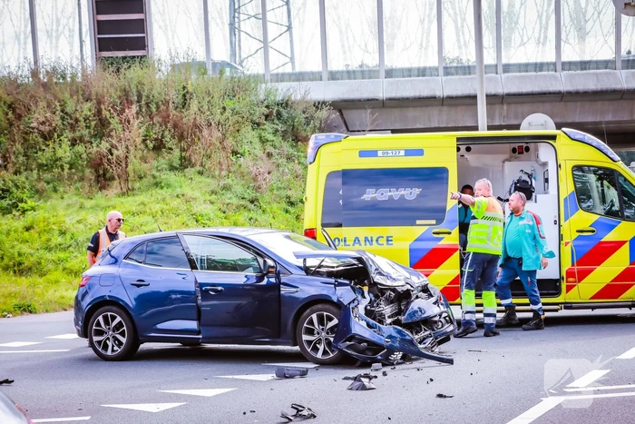 Twee personenwagens botsen op kruispunt