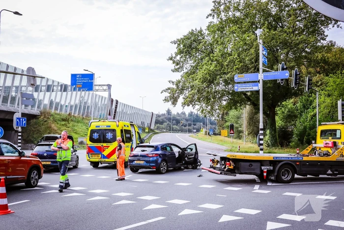 Twee personenwagens botsen op kruispunt