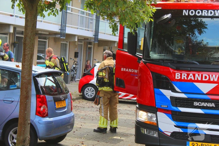 Raam ingeslagen voor pan op het vuur