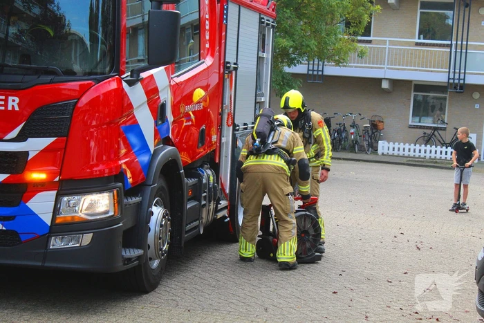 Raam ingeslagen voor pan op het vuur