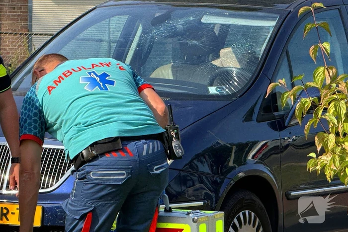 Fietser zwaargewond bij aanrijding met personenauto
