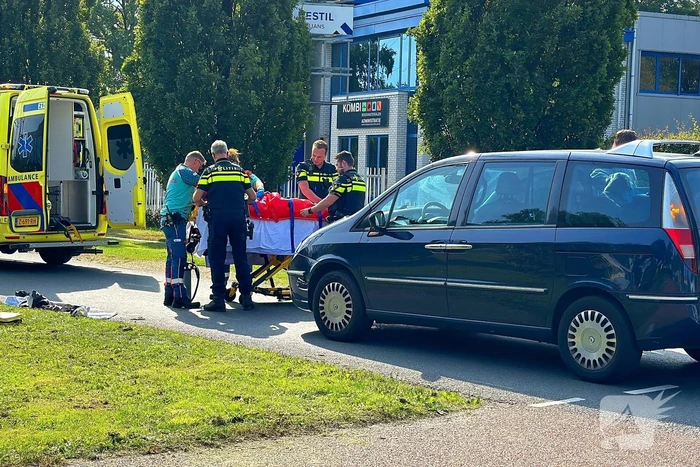 Fietser zwaargewond bij aanrijding met personenauto