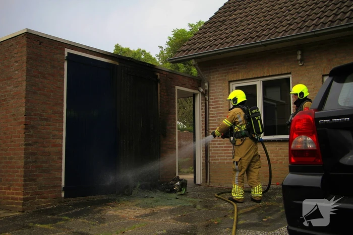 Brand in kliko slaat over op garagedeur